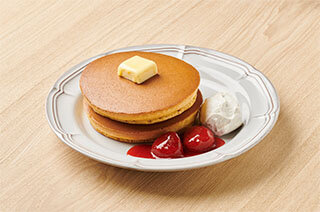 トラディショナル・ホットケーキ丸ごと苺ソース&ホイップクリーム