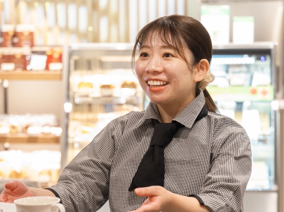 カフェ・ド・クリエの店員1
