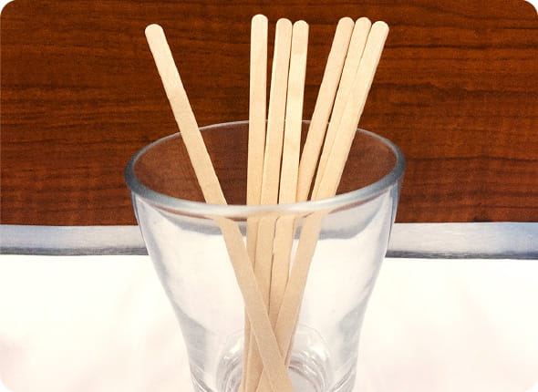 マドラーを木製資材に切り替え、プラスチック使用量削減に努めています。