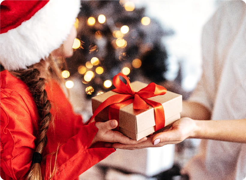 入院されているお子様たちに、クリスマスシーズンにささやかなプレゼントをお届けしています。